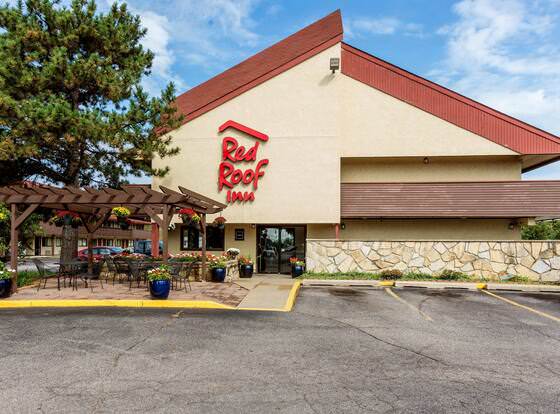 Red Roof Inn Grand Rapids Airport allows check-in for 18 year-old guests
