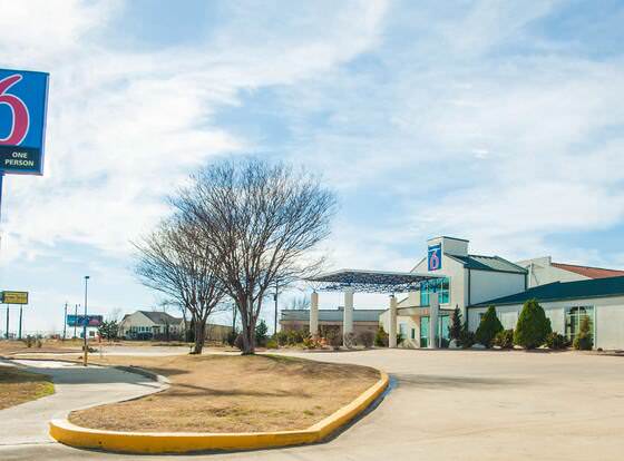 Motel 6 Corsicana, TX allows check-in for 18 year-old guests