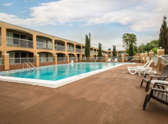 Quality Inn Alachua - Gainesville Area allows check-in for 18 year-old guests