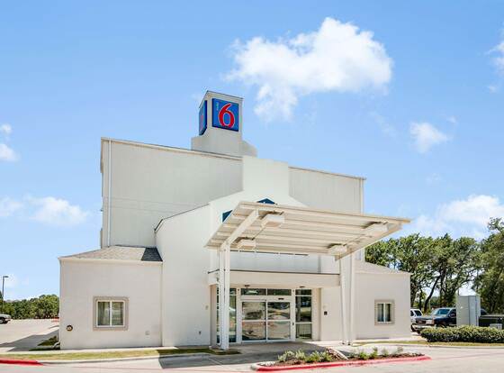 Motel 6 Cedar Park, TX allows check-in for 18 year-old guests
