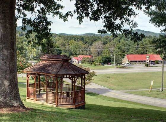 Highland Manor Inn allows check-in for 18 year-old guests