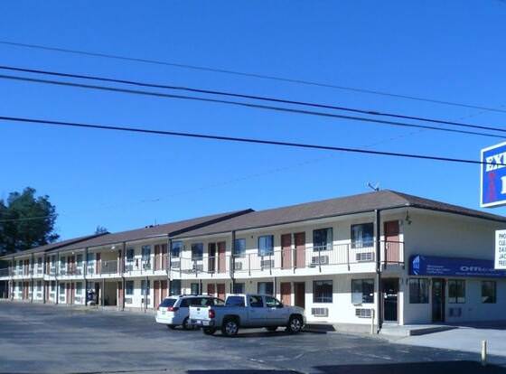 Executive Inn Kilgore allows check-in for 18 year-old guests