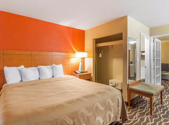 Quality Inn & Suites I-35 - near ATT Center allows check-in for 18 year-old guests