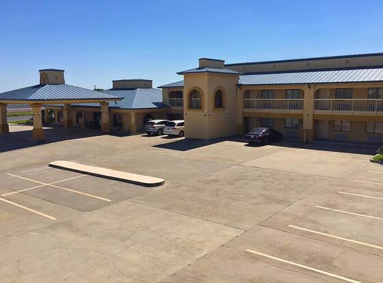 Americas Best Value Inn Bishop Kingsville allows check-in for 18 year-old guests