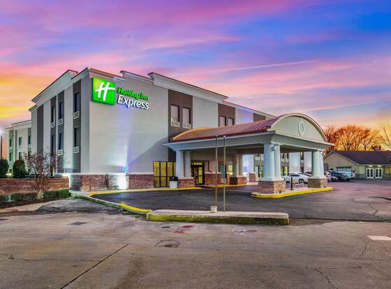 Holiday Inn Express New Albany, an IHG Hotel allows check-in for 18 year-old guests