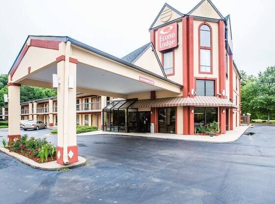 Econo Lodge South allows check-in for 18 year-old guests
