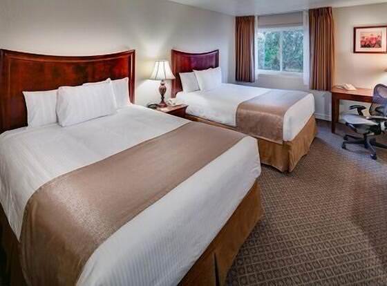 Lake Natoma Inn allows check-in for 18 year-old guests