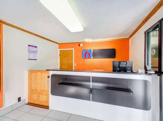 Motel 6 Wichita, KS allows check-in for 18 year-old guests