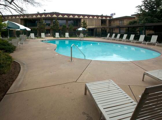 Red Lion Hotel Yakima Center allows check-in for 18 year-old guests