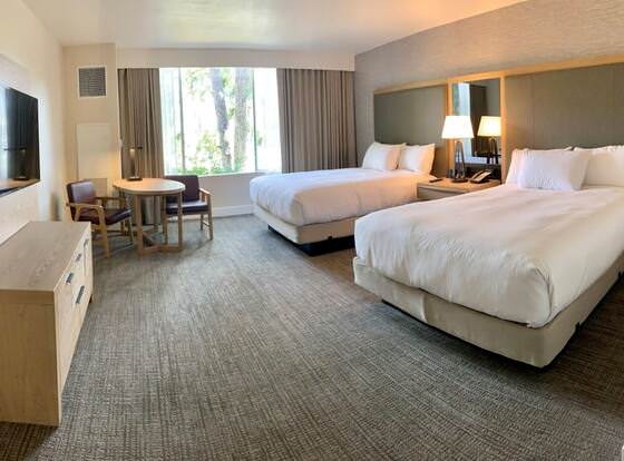 Pala Mesa Golf Resort - Temecula allows check-in for 18 year-old guests