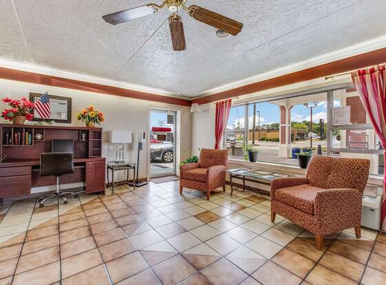 Econo Lodge allows check-in for 18 year-old guests