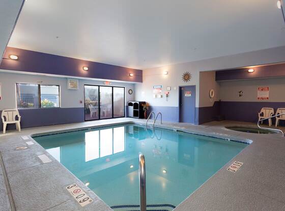 Vagabond Inn Executive - Green Valley allows check-in for 18 year-old guests