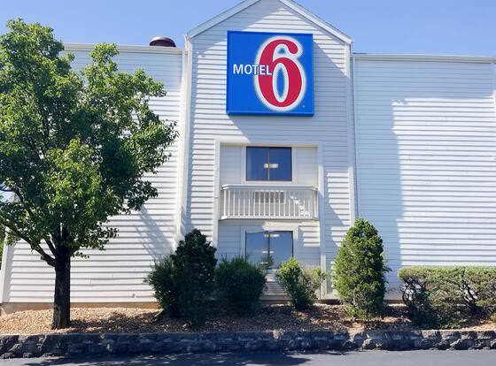 Motel 6 Maryland Heights, MO allows check-in for 18 year-old guests