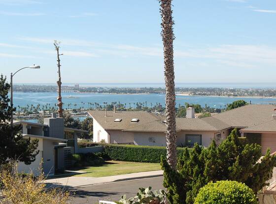 Entire 3 Bedrooms Guest House Close Beach Downtown allows check-in for 18 year-old guests