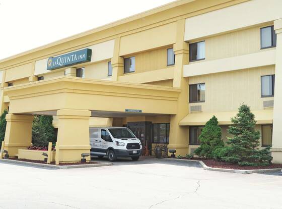 La Quinta Inn by Wyndham Milwaukee Airport / Oak Creek allows check-in for 18 year-old guests