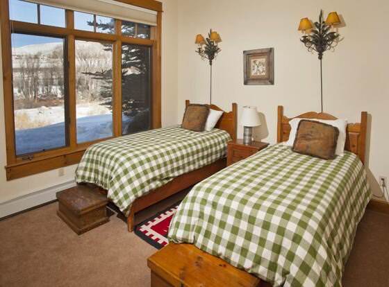 1-arrowhead 45 River Dance Way 5 bed allows check-in for 18 year-old guests