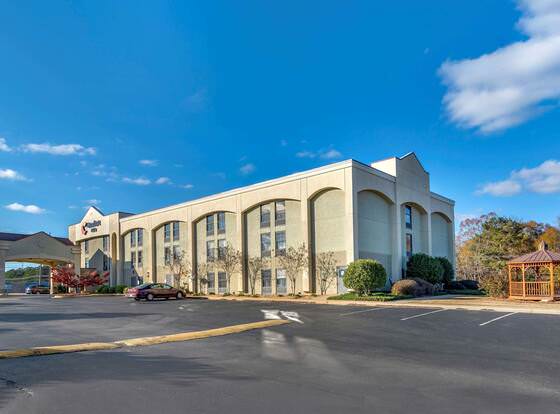 Comfort Inn Opelika - Auburn allows check-in for 18 year-old guests