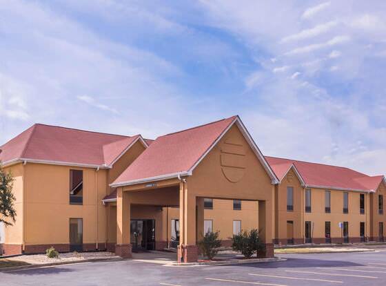 Super 8 by Wyndham Tallapoosa allows check-in for 18 year-old guests