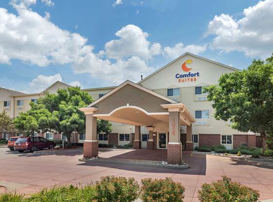 Comfort Suites Fort Collins Near University allows check-in for 18 year-old guests