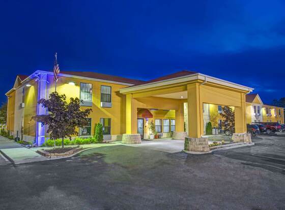 Days Inn by Wyndham Great Lakes - N. Chicago allows check-in for 18 year-old guests