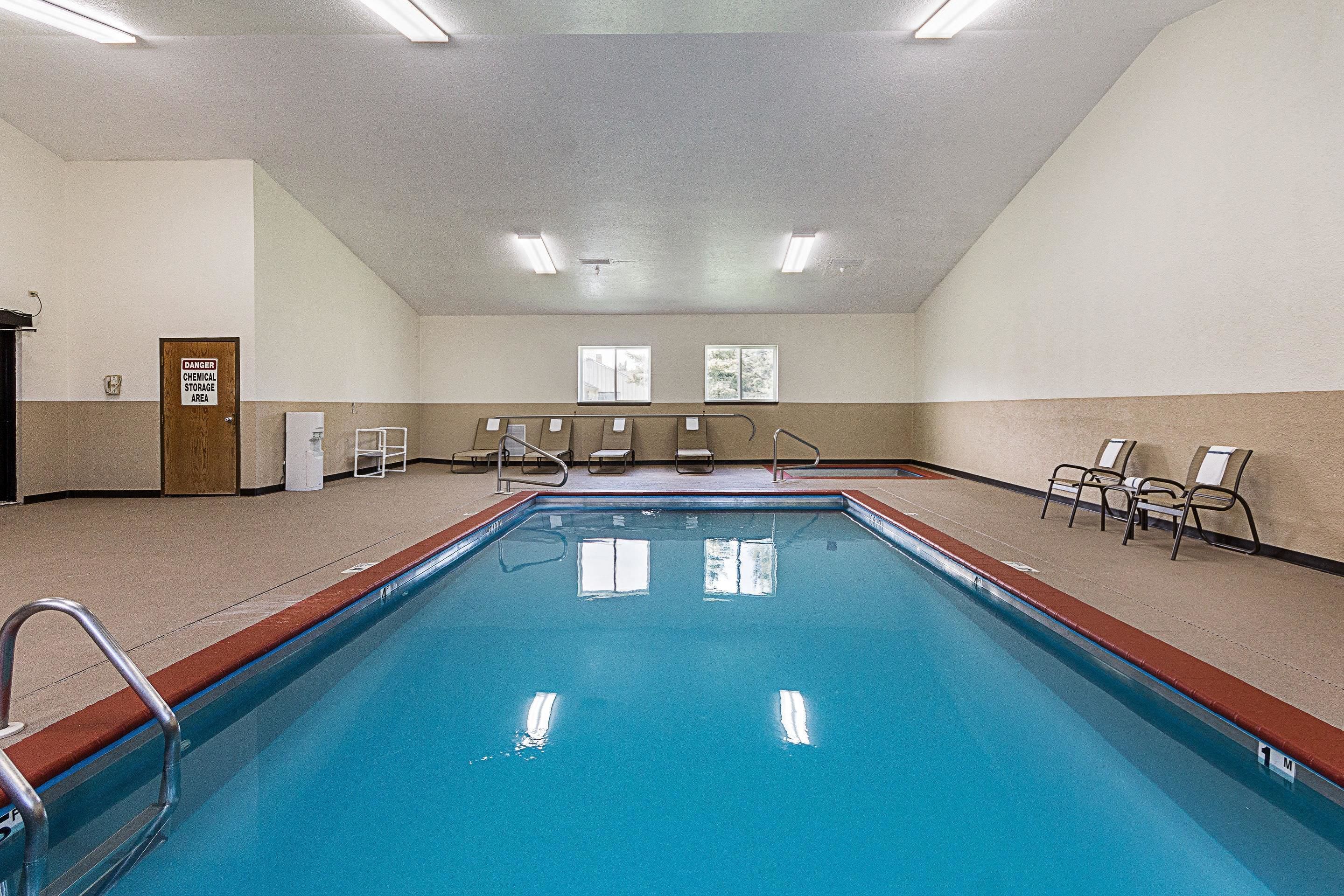 Econo Lodge Livingston Gateway to Yellowstone allows check-in for 18 year-old guests