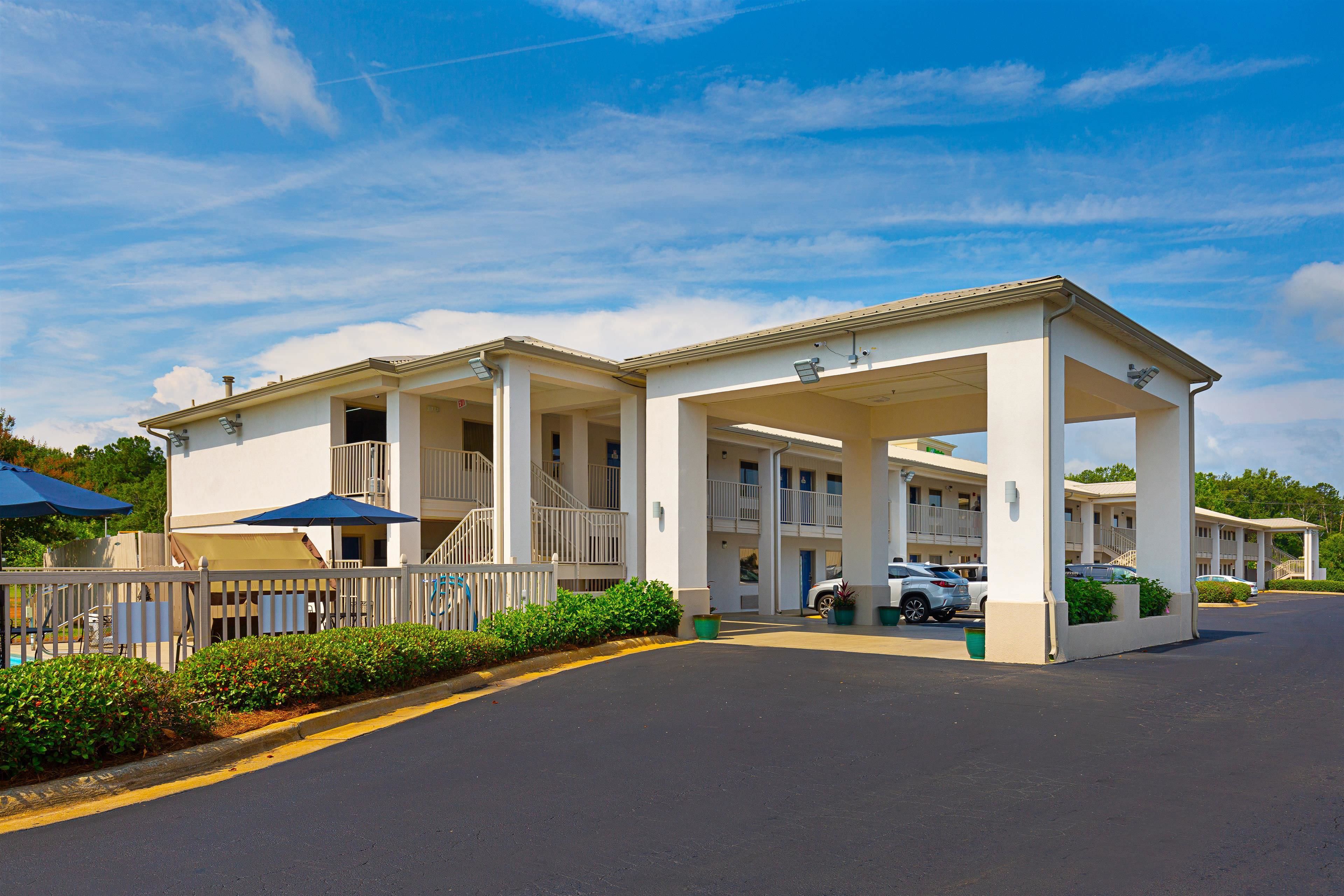 Motel 6 Albany, GA allows check-in for 18 year-old guests