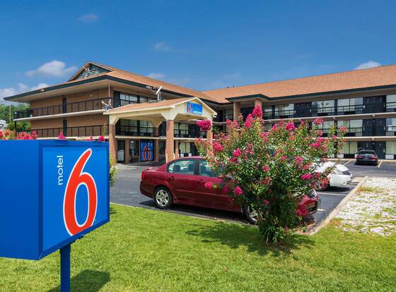 Motel 6 Macon, GA allows check-in for 18 year-old guests