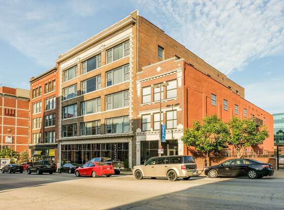 FRONTDESK 915 Broadway Apts Downtown Kansas City allows check-in for 18 year-old guests