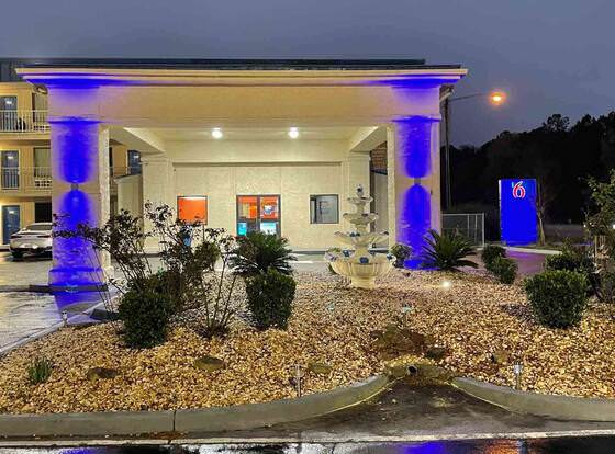 Motel 6 Pooler, GA - Savannah Airport allows check-in for 18 year-old guests