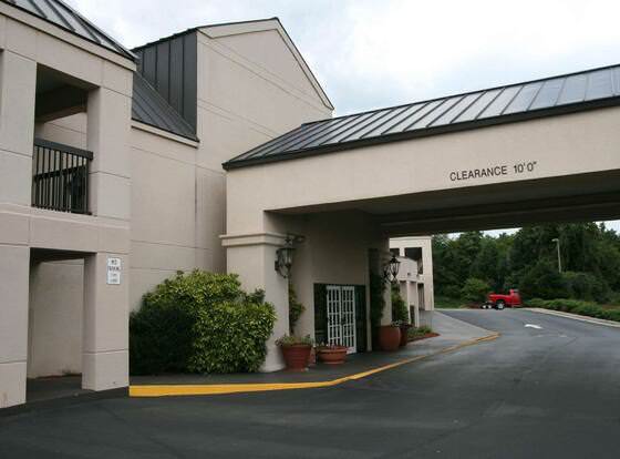 Travelodge by Wyndham Roanoke allows check-in for 18 year-old guests