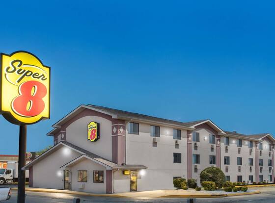 Super 8 by Wyndham Aberdeen MD allows check-in for 18 year-old guests