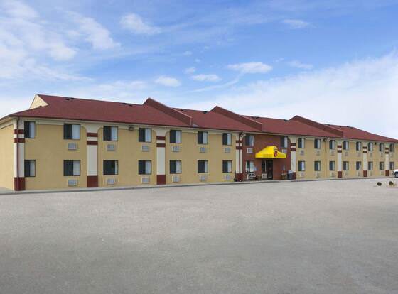 Super 8 by Wyndham Park City/North Wichita Area allows check-in for 18 year-old guests