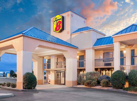 Super 8 by Wyndham Bulls Gap Greeneville Area allows check-in for 18 year-old guests