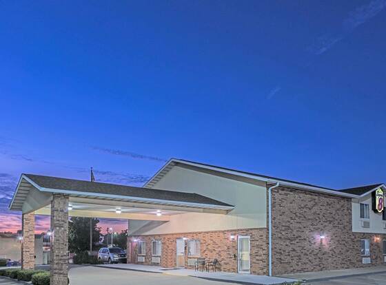 Super 8 by Wyndham Potosi allows check-in for 18 year-old guests