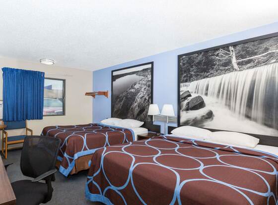 Super 8 by Wyndham Manhattan KS allows check-in for 18 year-old guests