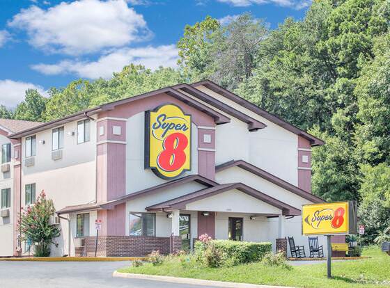Super 8 by Wyndham Roanoke VA allows check-in for 18 year-old guests