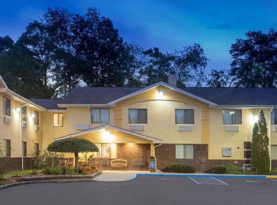 Super 8 by Wyndham Radford VA allows check-in for 18 year-old guests