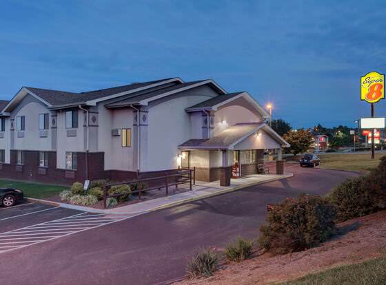 Super 8 by Wyndham Christiansburg/Blacksburg Area allows check-in for 18 year-old guests