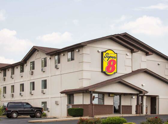Super 8 by Wyndham Lexington VA allows check-in for 18 year-old guests