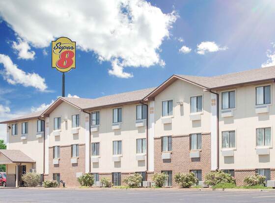 Super 8 by Wyndham Abilene KS allows check-in for 18 year-old guests