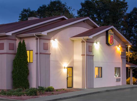 Super 8 by Wyndham Lewisburg allows check-in for 18 year-old guests