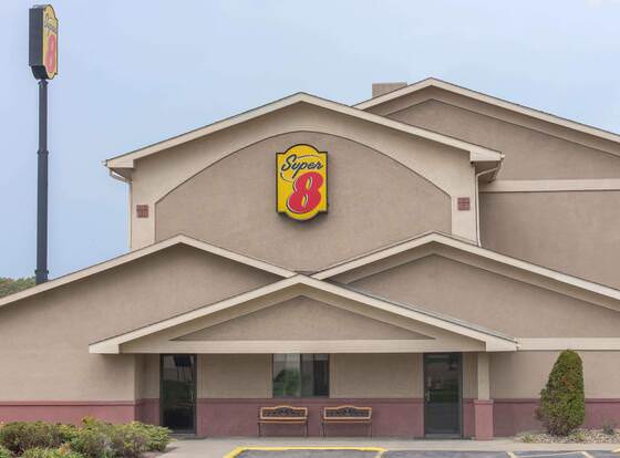 Super 8 by Wyndham Youngstown/Austintown allows check-in for 18 year-old guests
