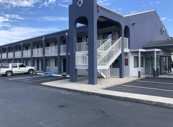 Budget Inn Timmonsville allows check-in for 18 year-old guests