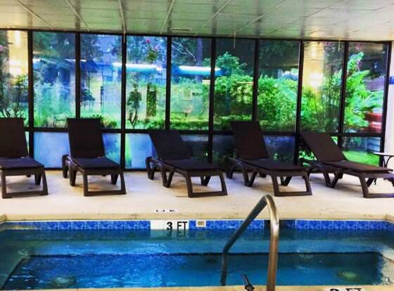 Windy Hill Villa B - Blue Reef allows check-in for 18 year-old guests