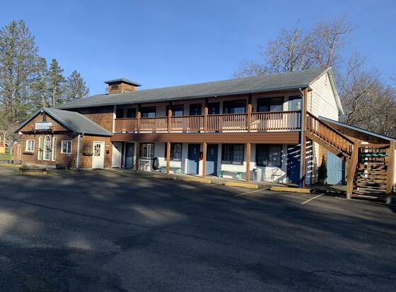 South Jetty Inn allows check-in for 18 year-old guests