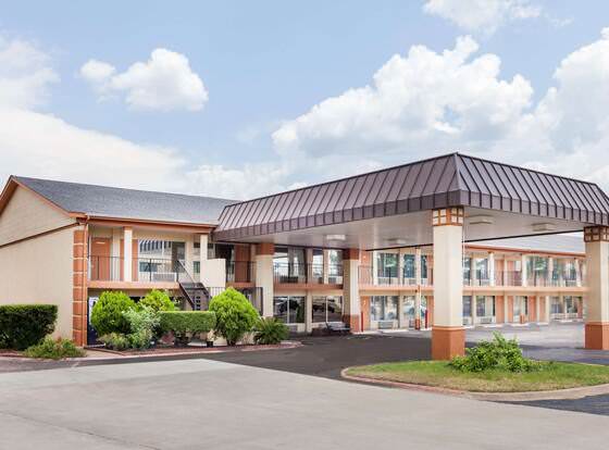 Super 8 by Wyndham Longview/I-20 allows check-in for 18 year-old guests