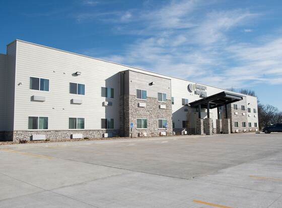 Cobblestone Inn & Suites - Forest City allows check-in for 18 year-old guests