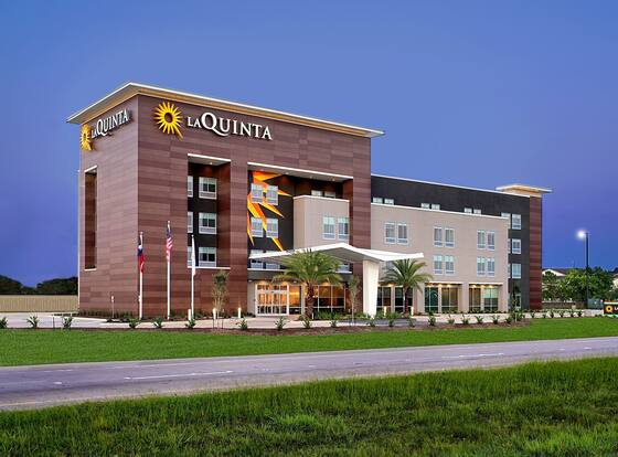 La Quinta Inn & Suites by Wyndham Texas City I 45 allows check-in for 18 year-old guests