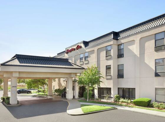 Hampton Inn Tracy allows check-in for 18 year-old guests