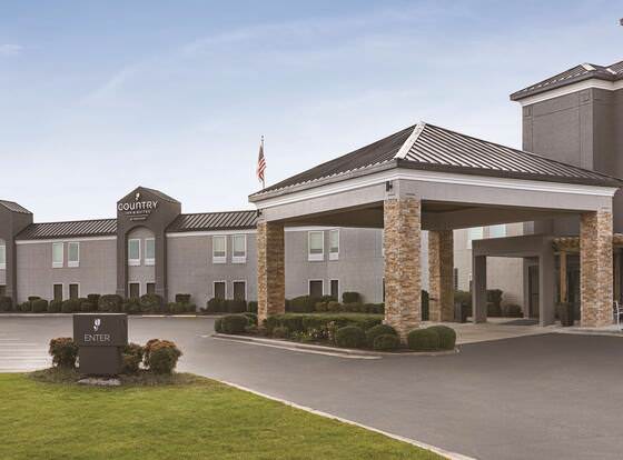 Country Inn & Suites by Radisson, Dunn, NC allows check-in for 18 year-old guests